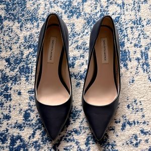Navy Saks Fifth Avenue kitten hill pumps